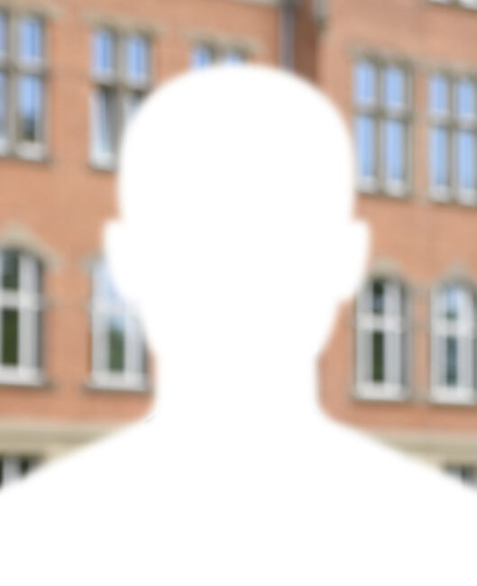 Unkenntliche Silhouette vor dem Schulgebäude