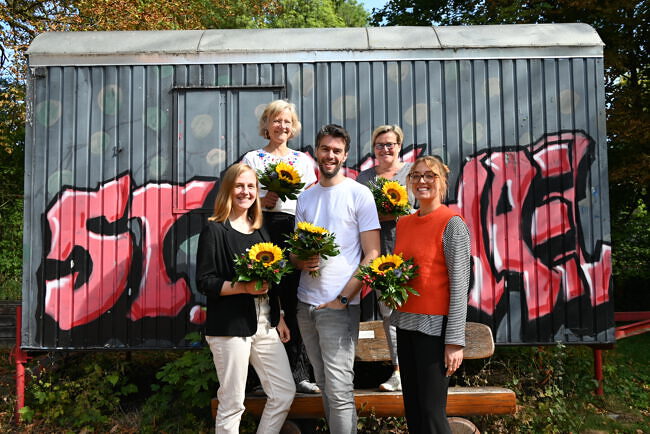 Unsere neuen Kolleg*innen vor dem Bauwagen auf dem Schulhof